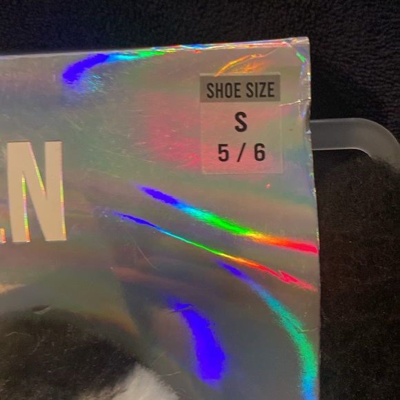 Steve Madden oversized scarf and slipper set 5/6 - Picture 4 of 4